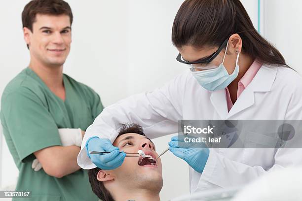 Dentista Procedimento De Limpeza Dentes - Fotografias de stock e mais imagens de 30-34 Anos - 30-34 Anos, Adulto, Adulto de idade mediana