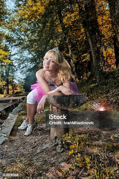 Photo libre de droit de Forêt De Fées Allongé Sur Un Banc Avec Sa Baguette banque d'images et plus d'images libres de droit de Adolescence - Adolescence, Adulte, Automne