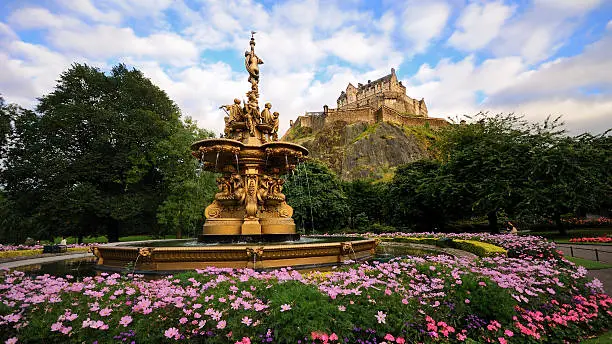 Photo of Ross Fountain in front of Edinburgh Castle