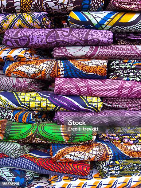 Photo libre de droit de Pile De Matériau En Afrique De Louest banque d'images et plus d'images libres de droit de Afrique - Afrique, En matière textile, Marché - Établissement commercial