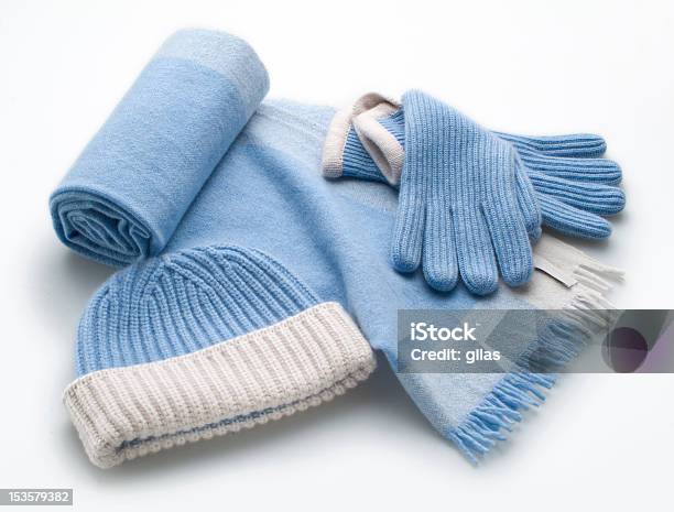 Tapa Bufanda Y Los Guantes Foto de stock y más banco de imágenes de Guante - Guante, Bufanda, Guante deportivo