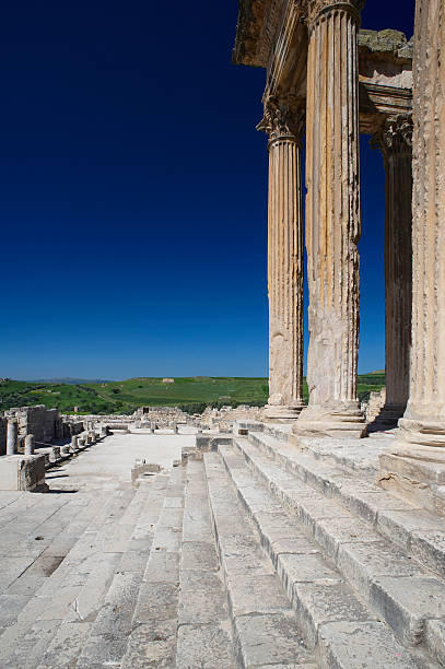 templo romano em dougga - tunisia dougga roman god goddess - fotografias e filmes do acervo