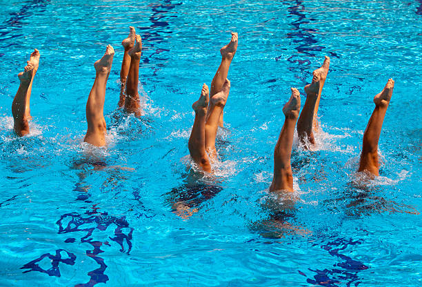 natação sincronizada - synchronized swimming swimming sport symmetry imagens e fotografias de stock