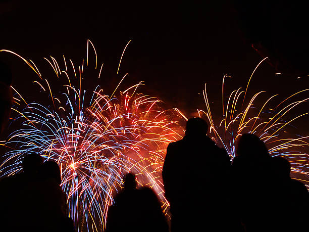 battersea fogos de artifício - firework display pyrotechnics london england silhouette imagens e fotografias de stock