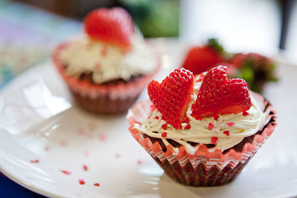 Cupcakes de Chocolate & coração de morango - foto de acervo