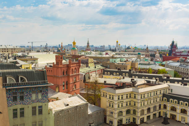 ci-dessus la vue depuis la terrasse d’observation au monde central de l’enfant sur le centre historique de moscou - kotelnicheskaya photos et images de collection