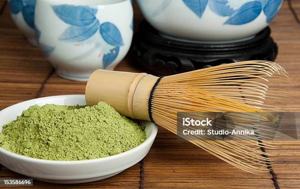 Batidor Y Té Verde En Polvo Foto de stock y más banco de imágenes de Antioxidante - Antioxidante, Armonía - Concepto, Bambú - Material