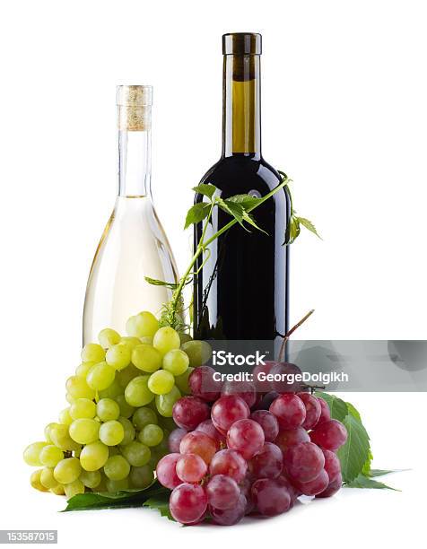 Butelki Czerwonego I Białego Wina Z Winogron - zdjęcia stockowe i więcej obrazów Alkohol - napój - Alkohol - napój, Bez etykiety, Bez ludzi