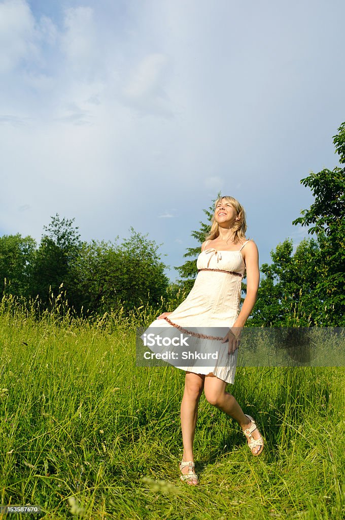 Mulher Dança no Prado - Royalty-free Adulto Foto de stock