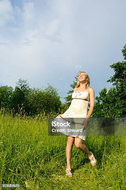 Mulher Dança No Prado - Fotografias de stock e mais imagens de Adulto - Adulto, Alegria, Ao Ar Livre