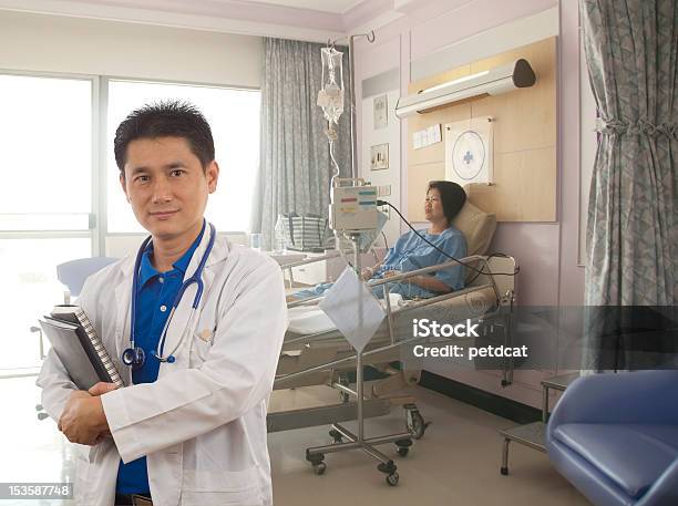 Médico Com O Paciente No Hospital Sala - Fotografias de stock e mais imagens de Adulto - Adulto, Adulto maduro, Ala hospitalar