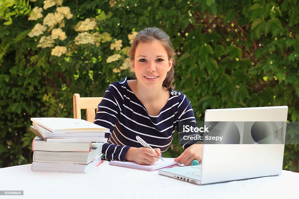 Junges Mädchen mit einem laptop-computer - Lizenzfrei Arbeiten Stock-Foto