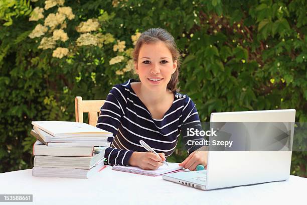 Junges Mädchen Mit Einem Laptopcomputer Stockfoto und mehr Bilder von Arbeiten - Arbeiten, Attraktive Frau, Bildung