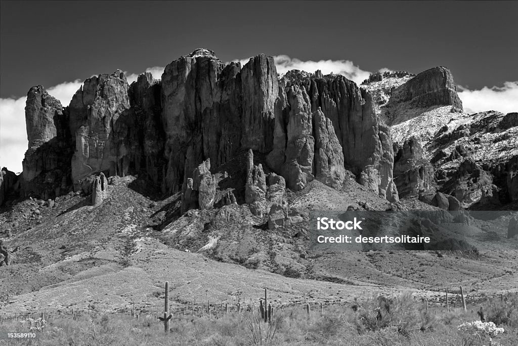 Superstition Mountain w czarny i biały - Zbiór zdjęć royalty-free (Czarno biały)