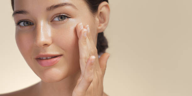 cosméticos skin care concept foto de close-up mulher rosto perfeito com pele hidratada - facial mask healthcare and medicine beauty treatment beauty - fotografias e filmes do acervo