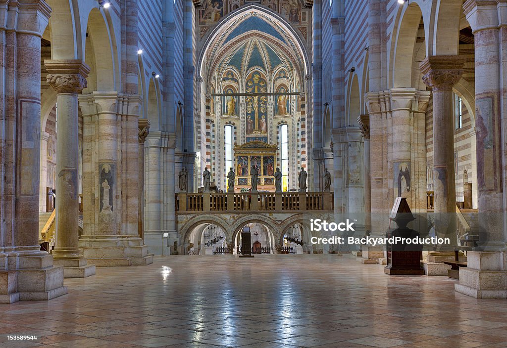 Interior de San Zeno - Foto de stock de Altar royalty-free