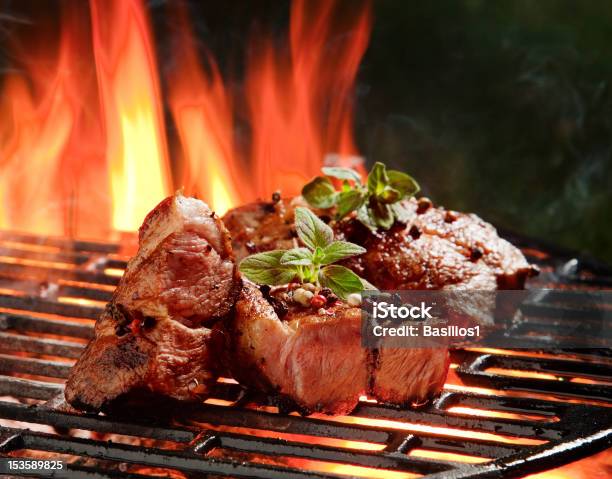 Steki Z Wołowiny W Płomienie - zdjęcia stockowe i więcej obrazów Barbecue - Barbecue, Mięso, Grill