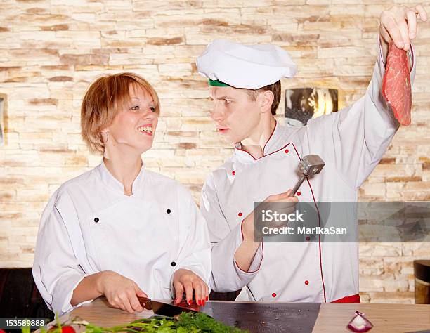 Retrato De Casal Feliz A Preparação De Carnes - Fotografias de stock e mais imagens de Adolescência - Adolescência, Adulto, Alimentação Saudável