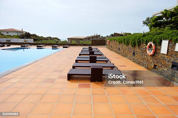 Las Sillas Reclinables Al Sol Foto de stock y más banco de imágenes de Agua - Agua, Aire libre, Al lado de la piscina