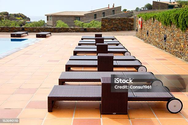 Loungers Ao Lado Da Piscina - Fotografias de stock e mais imagens de Ao Ar Livre - Ao Ar Livre, Ao Lado da Piscina, Azul