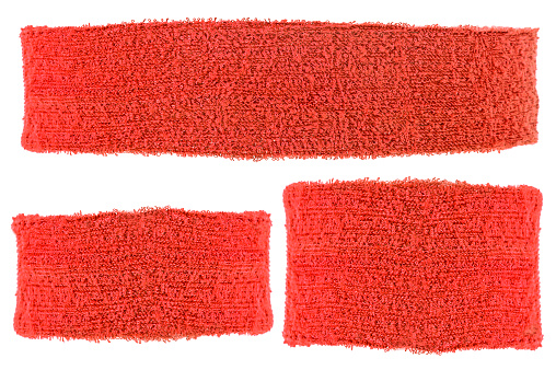 Diadema de entrenamiento de algodón rojo y pulseras aisladas sobre un fondo blanco. Equipamiento deportivo. photo
