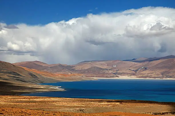 A stunning lake embedded in the Everest Nature Reserve of Tibet