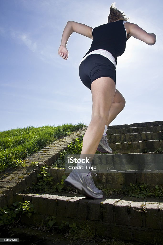 Jovem mulher fazendo cooper - Foto de stock de 20 Anos royalty-free