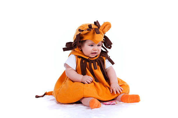 baby mit einem löwen-maske - costume halloween lion baby stock-fotos und bilder