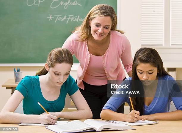 Profesor Ayudando A Los Estudiantes Del Estudio Foto de stock y más banco de imágenes de 30-39 años - 30-39 años, Adolescencia, Adolescente