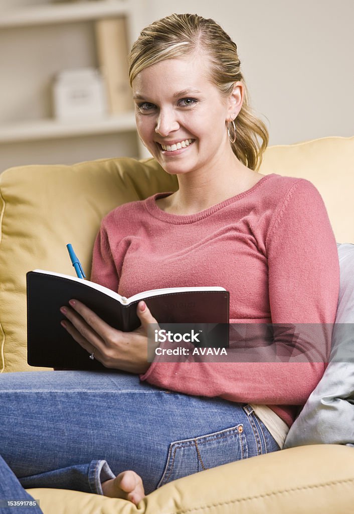 Молодая женщина, писать в книге - Стоковые фото Беззаботный роялти-фри