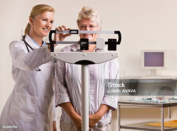 医師体重老人女性 - 秤のストックフォトや画像を多数ご用意 - 秤, 医師, サイズ