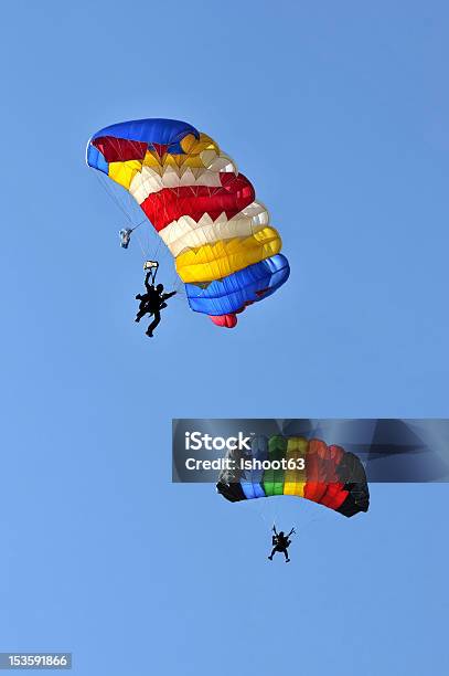 Dois Páraquedas - Fotografias de stock e mais imagens de Aterrar - Aterrar, Aventura, Azul