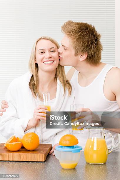 Desayuno Beso Pareja Disfrute De Jugo De Naranja Foto de stock y más banco de imágenes de Adulto - Adulto, Adulto joven, Albornoz