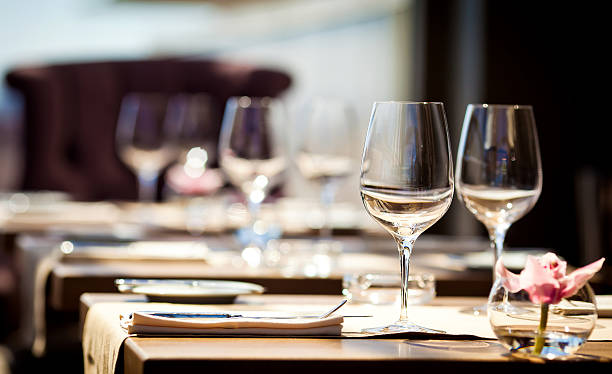 пустые стаканы в ресторане - dinning table стоковые фото и изображения