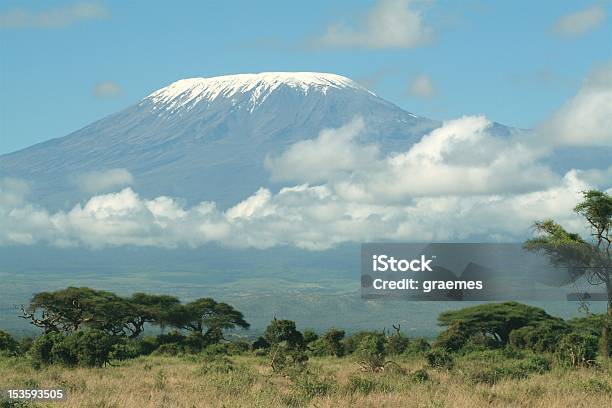 Foto de Monte Kilimanjaro Tanzânia e mais fotos de stock de Alto - Descrição Geral - Alto - Descrição Geral, Azul, Beleza natural - Natureza