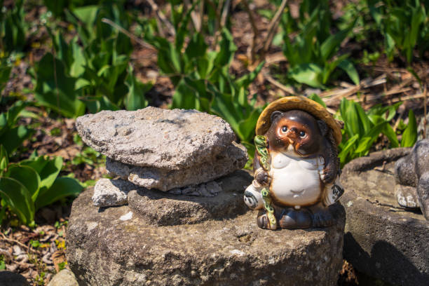 istock raccoon figurine 1535943578