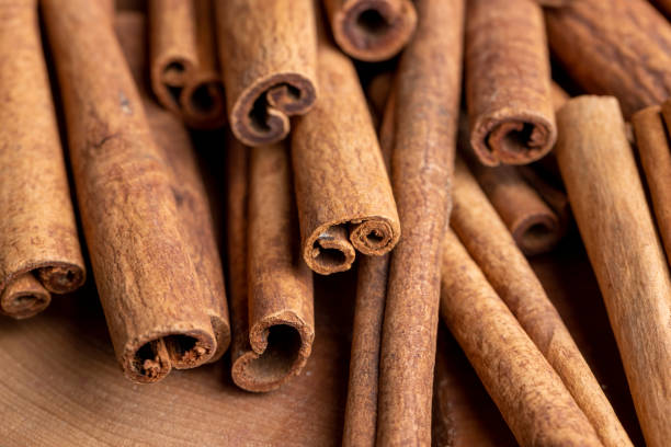 Whole dried cinnamon for baking Whole dried cinnamon for baking, heaped fragrant cinnamon spice cinnamon stock pictures, royalty-free photos & images