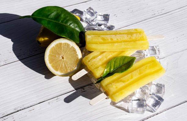 collezione di ghiaccioli estivi con succo di limone. - lemon fruit portion citrus fruit foto e immagini stock