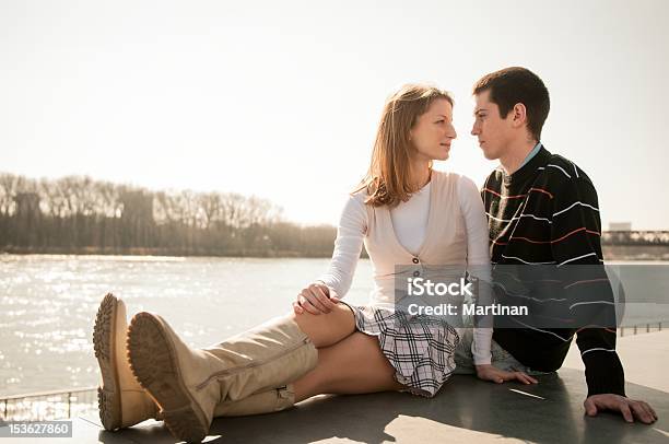 Giovane Coppia In Amore Insieme - Fotografie stock e altre immagini di Abbigliamento casual - Abbigliamento casual, Acqua, Adolescente