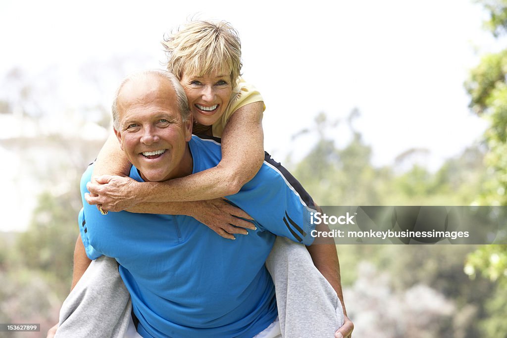 Senior par hacer ejercicio en el parque - Foto de stock de Tercera edad libre de derechos