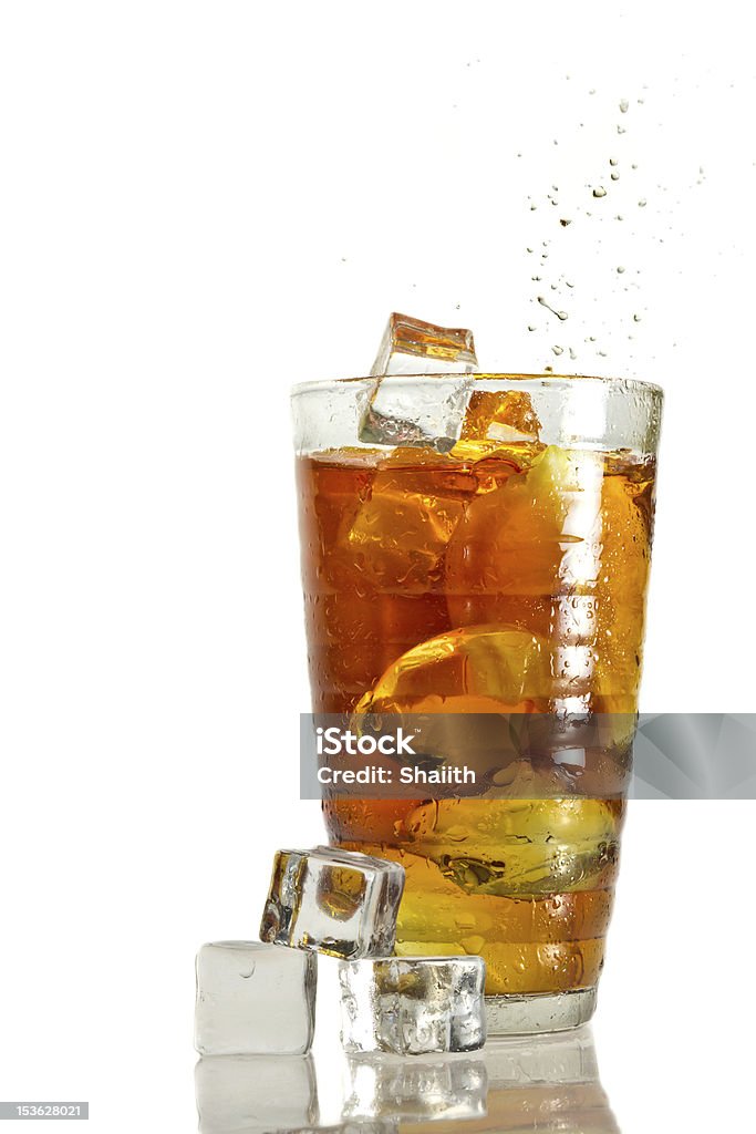 Tè freddo con splash in vetro - Foto stock royalty-free di Acqua
