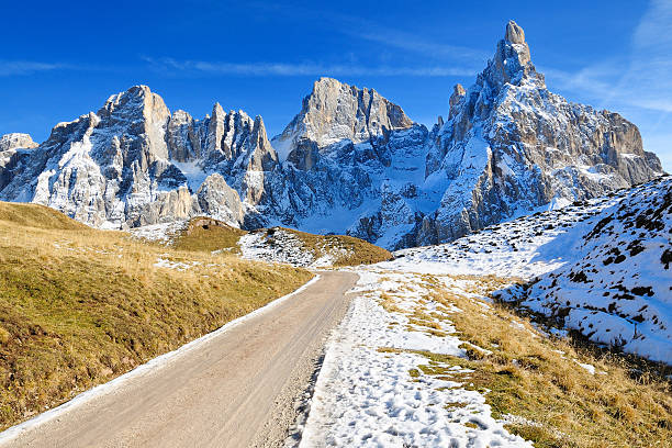 первый снег на итальянском альпы-пассо окантованным воротом - latemar mountain range фотографии стоковые фото и изображения