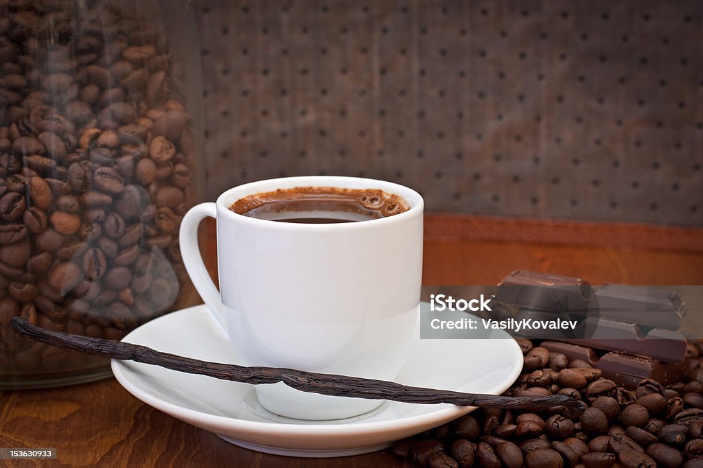 Tazza di caffè, il baccello di vaniglia e al cioccolato - Foto stock royalty-free di Arrosto - Cibo cotto