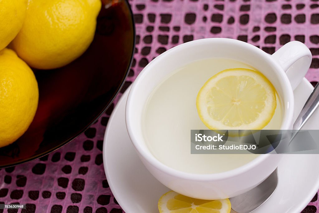 Copo de água quente e fatia de Limão - Royalty-free Limão Foto de stock