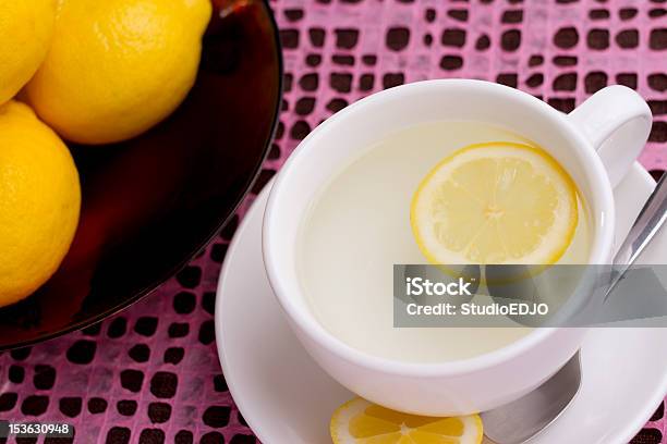 Copo De Água Quente E Fatia De Limão - Fotografias de stock e mais imagens de Limão - Limão, Água, Calor