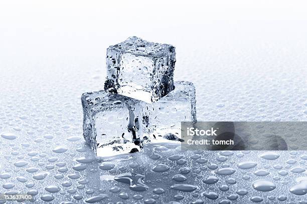 Três Cubos De Gelo - Fotografias de stock e mais imagens de Abstrato - Abstrato, Azul, Congelado