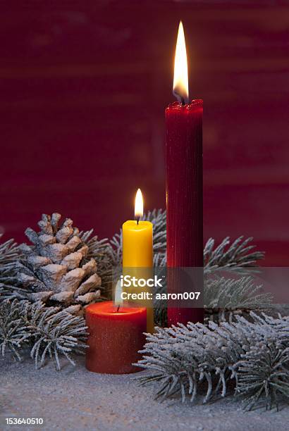 Foto de Velas De Natal e mais fotos de stock de Artigo de decoração - Artigo de decoração, Bola de Árvore de Natal, Cartão de Felicitação