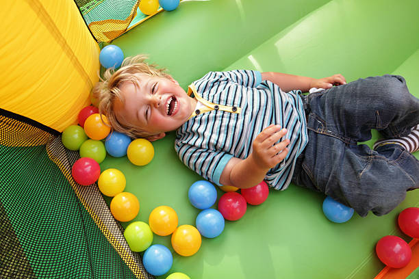 enfants sur canot château gonflable - summer sport equipment inflatable photos et images de collection