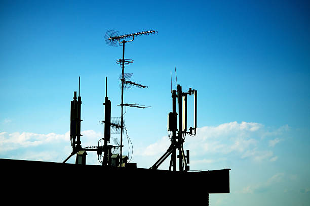 silhuetas de antena - television aerial roof antenna city imagens e fotografias de stock