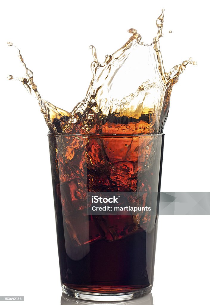 Salpicos de cola com cubos de gelo - Royalty-free Bebida Foto de stock